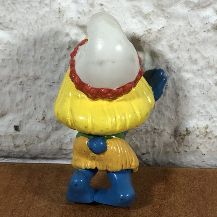 Hula Smurfette Figurine - Image 4