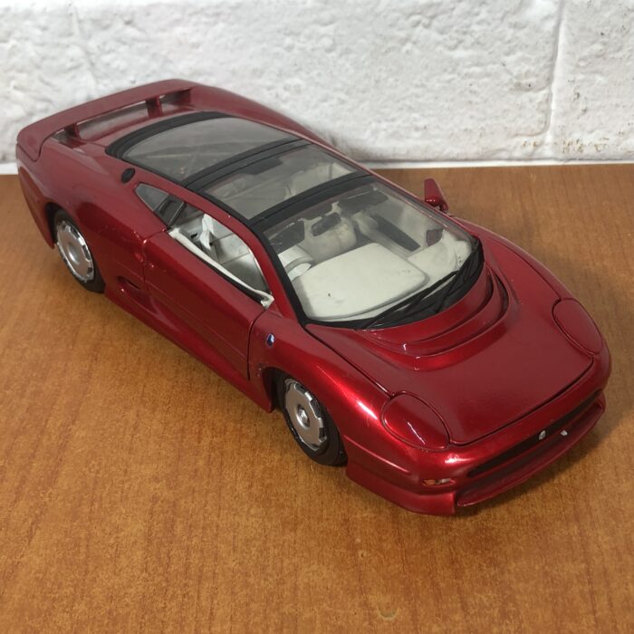 Jaguar XJ220 (1:18)