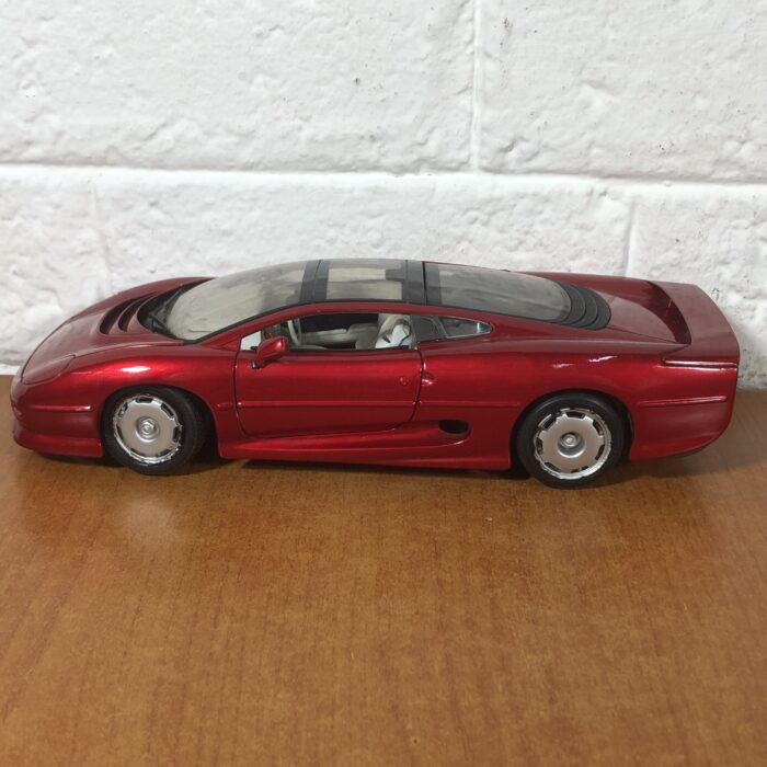 Jaguar XJ220 (1:18) - Image 4