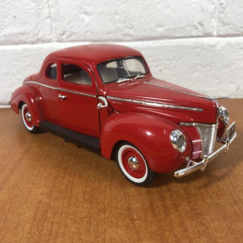 1940 Ford Sedan (1:18)