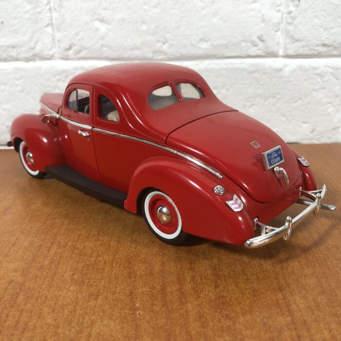 1940 Ford Sedan (1:18) - Image 6