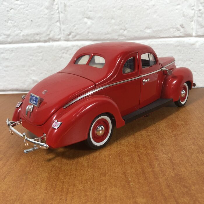 1940 Ford Sedan (1:18) - Image 7