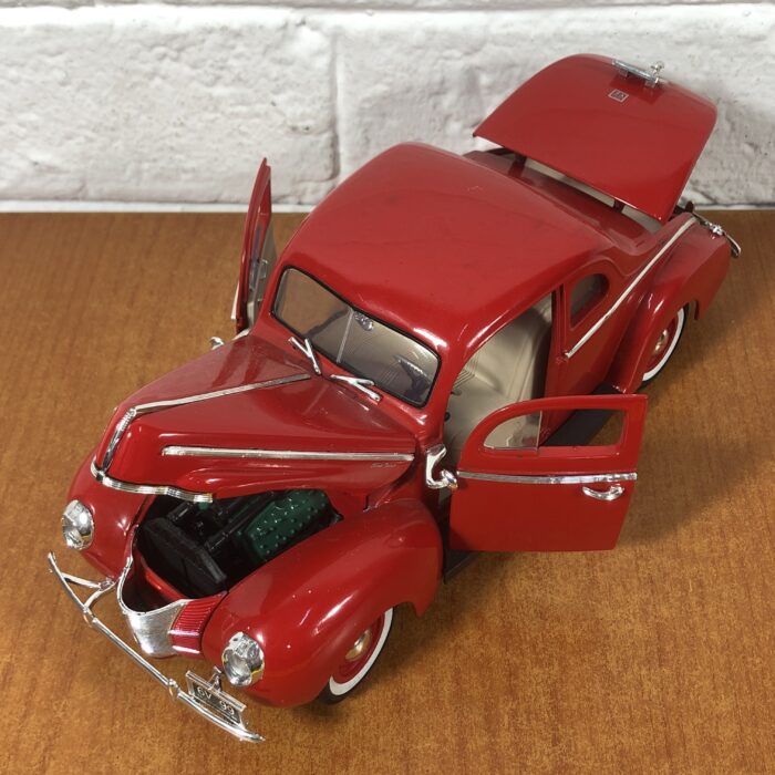 1940 Ford Sedan (1:18) - Image 2