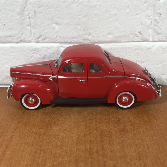 1940 Ford Sedan (1:18) - Image 4