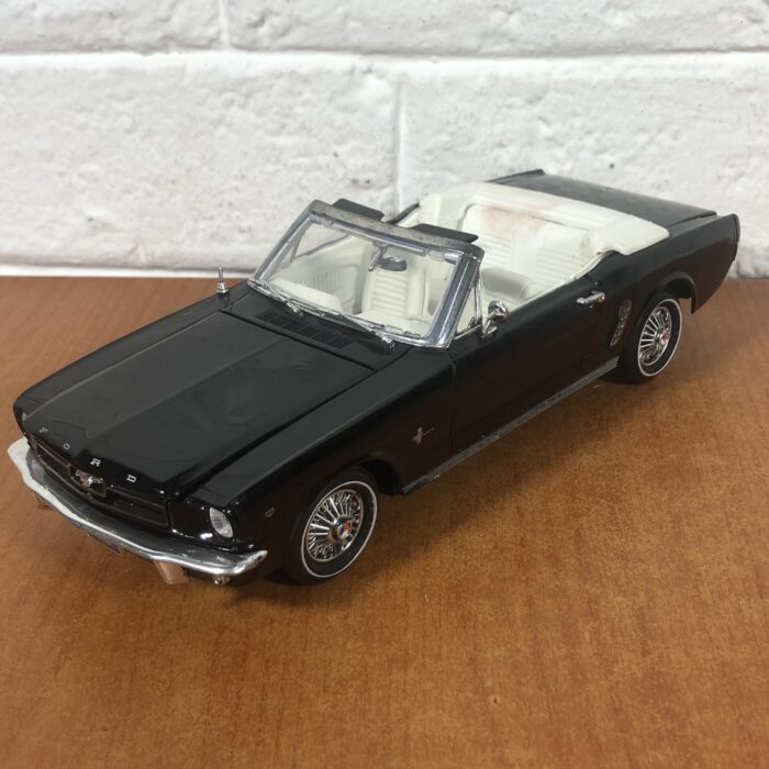 1961 Ford Mustang (1:18) - Image 3