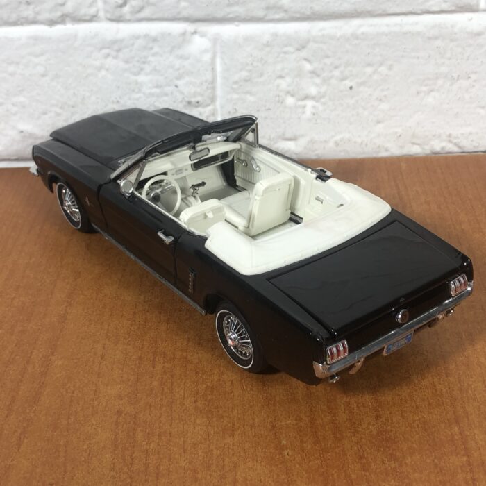 1961 Ford Mustang (1:18) - Image 6