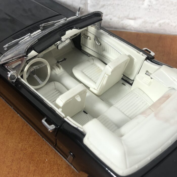 1961 Ford Mustang (1:18) - Image 7