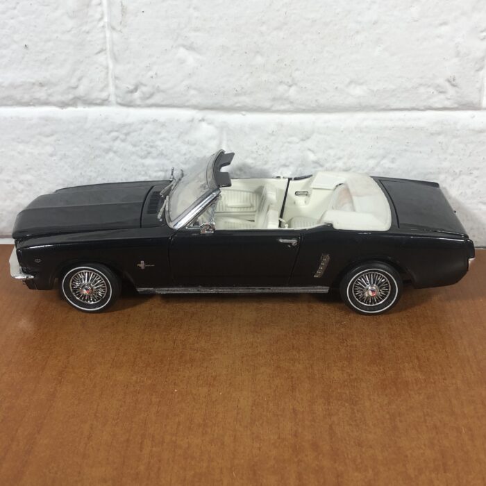 1961 Ford Mustang (1:18) - Image 4