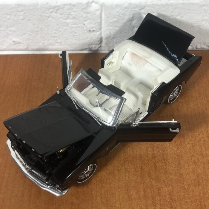 1961 Ford Mustang (1:18) - Image 2