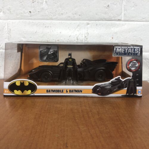 Batman ~ Batmobile & Batman (1:24)