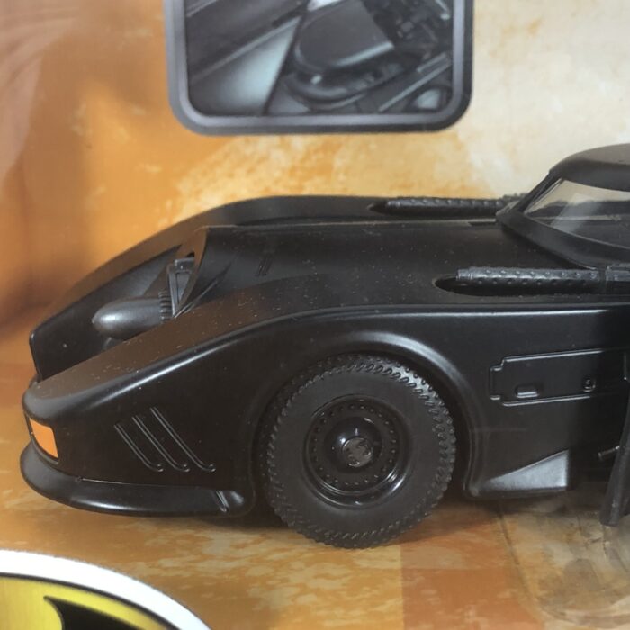 Batman ~ Batmobile & Batman (1:24) - Image 2