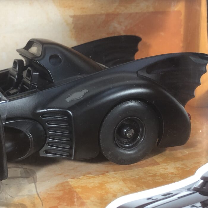 Batman ~ Batmobile & Batman (1:24) - Image 4