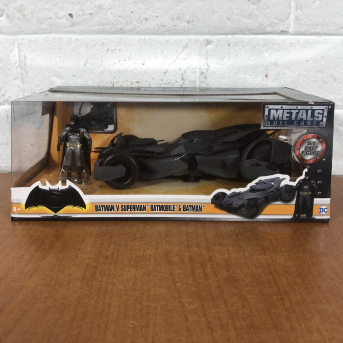 Batman vs Superman ~ Batmobile & Batman (1:24)