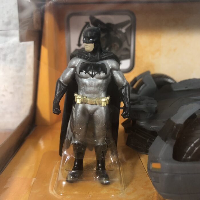 Batman vs Superman ~ Batmobile & Batman (1:24) - Image 2