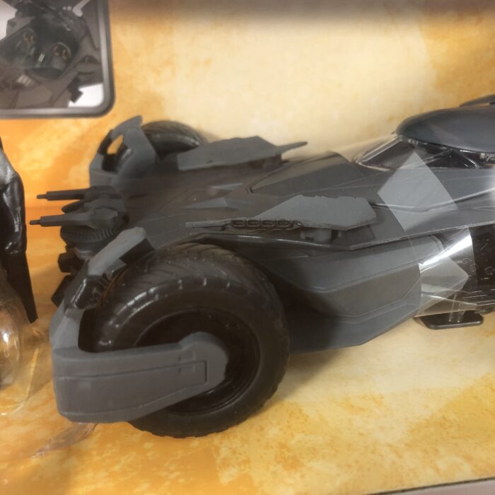 Batman vs Superman ~ Batmobile & Batman (1:24) - Image 4