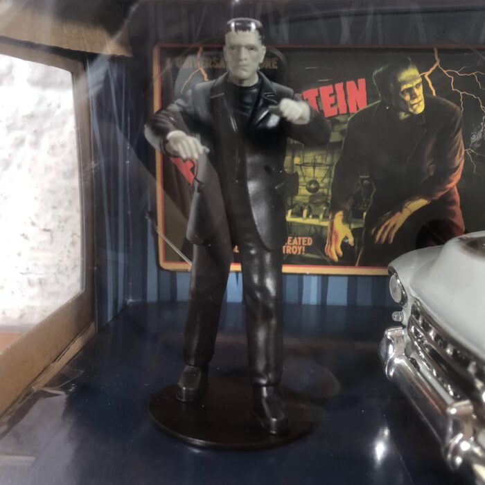 Universal Monsters ~ Frankenstein & 1957 Chevrolet Suburban (1:24) - Image 2