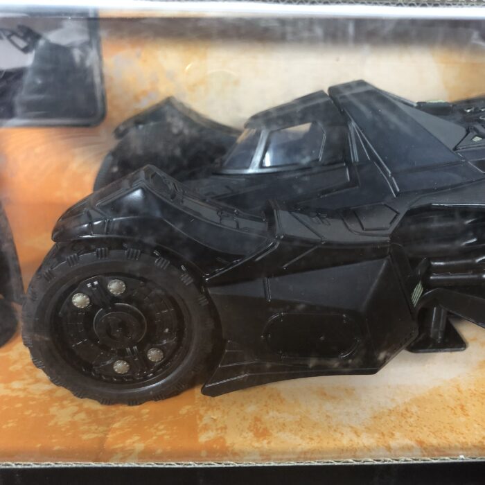 Batman Arkham Knight ~ Batmobile & Batman (1:24) - Image 4