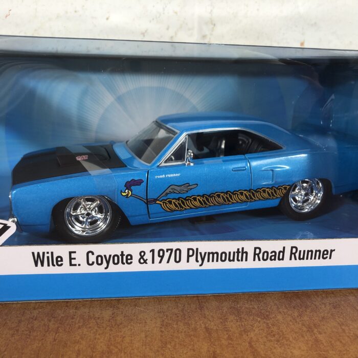 Looney Tunes ~ Wile E. Coyote & 1970 Plymouth Road Runner (1:24) - Image 3