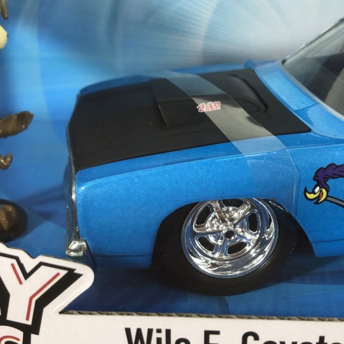 Looney Tunes ~ Wile E. Coyote & 1970 Plymouth Road Runner (1:24) - Image 4