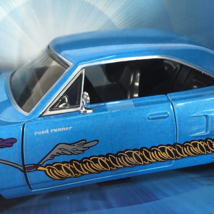 Looney Tunes ~ Wile E. Coyote & 1970 Plymouth Road Runner (1:24) - Image 5
