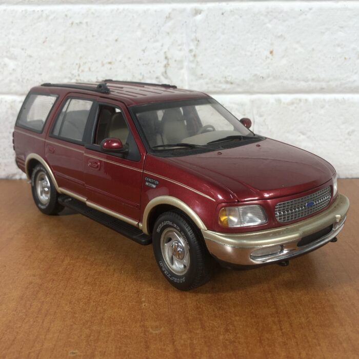 Ford Expedition (1:18)