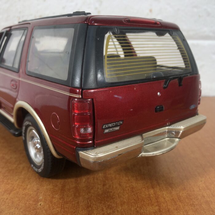 Ford Expedition (1:18) - Image 7