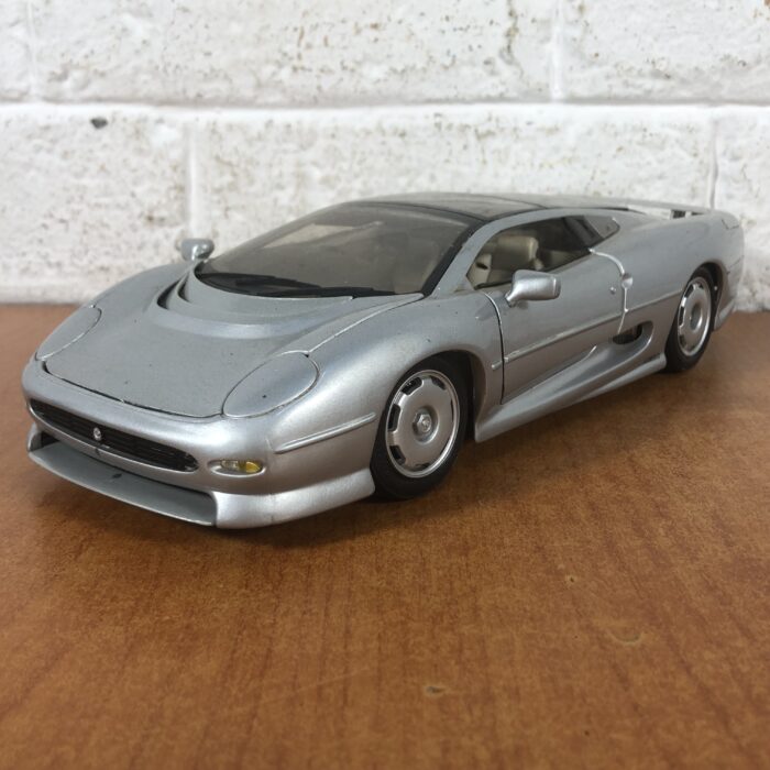 Jaguar XJ220 (1:18) - Image 5