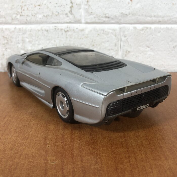 Jaguar XJ220 (1:18) - Image 7