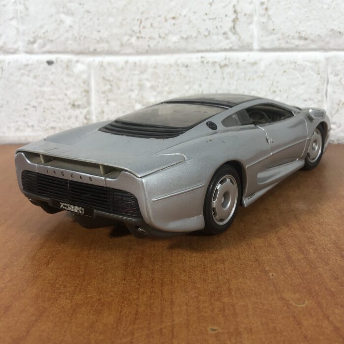 Jaguar XJ220 (1:18) - Image 8