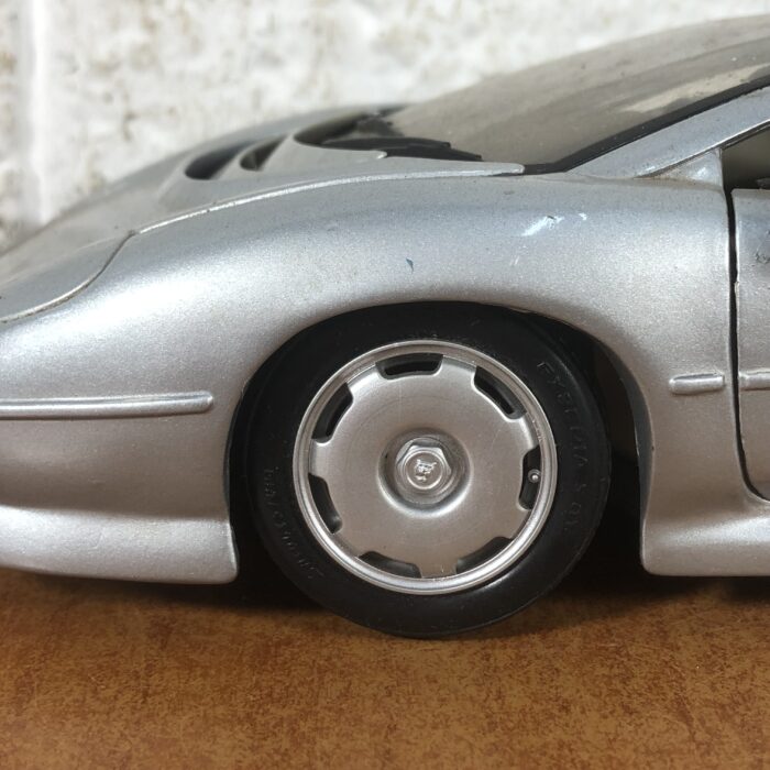 Jaguar XJ220 (1:18) - Image 6