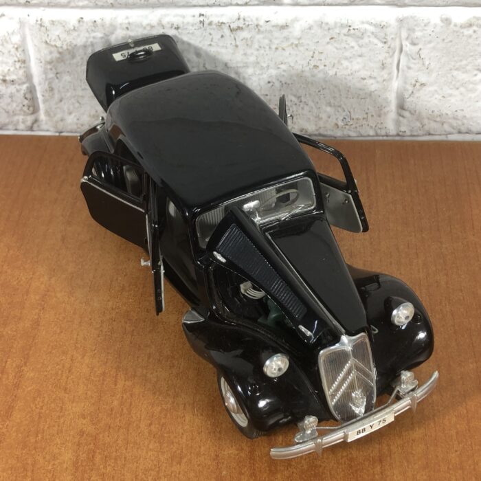 1952 Citroen 15CV 6 Cyl (1:18) - Image 2