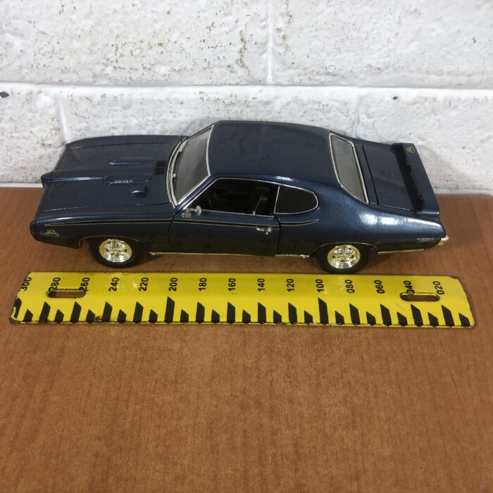 1969 Pontiac GTO Judge (1:18) - Image 12
