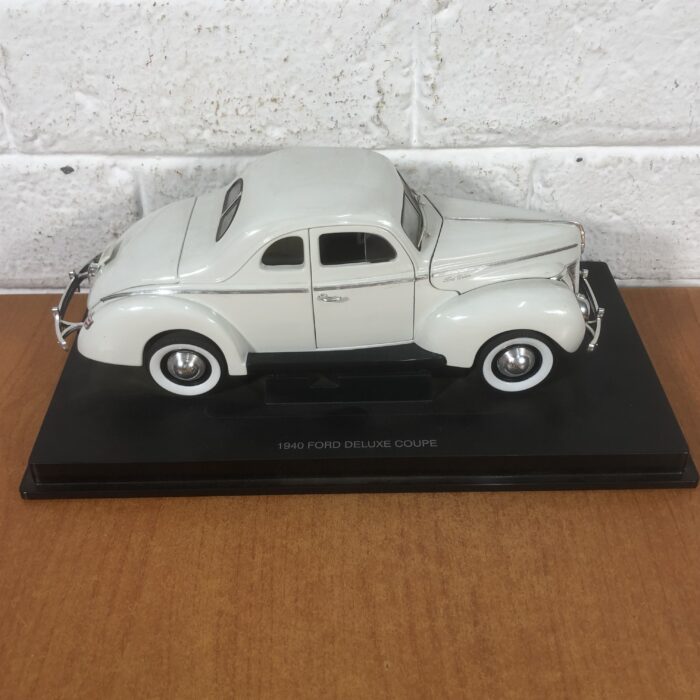 1940 Ford Deluxe Coupe (1:18) - Image 3
