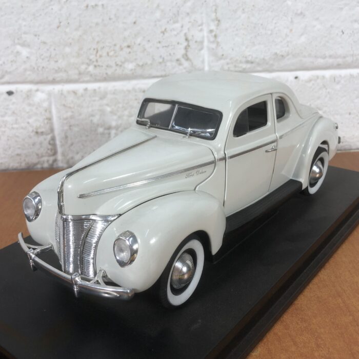 1940 Ford Deluxe Coupe (1:18) - Image 4