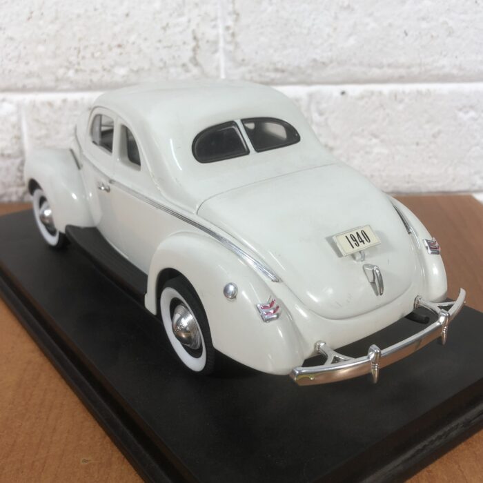 1940 Ford Deluxe Coupe (1:18) - Image 6
