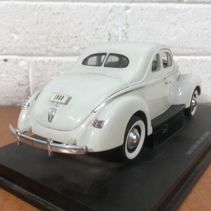 1940 Ford Deluxe Coupe (1:18) - Image 7