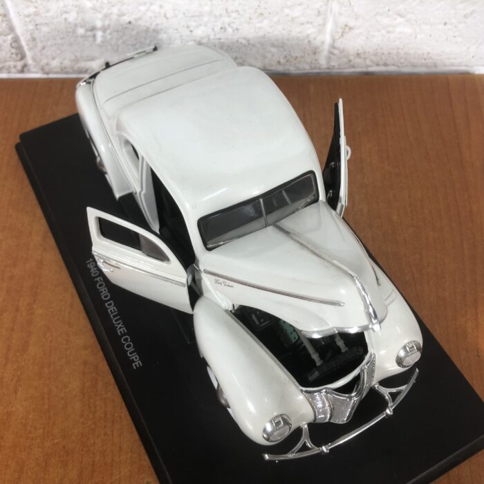 1940 Ford Deluxe Coupe (1:18) - Image 2