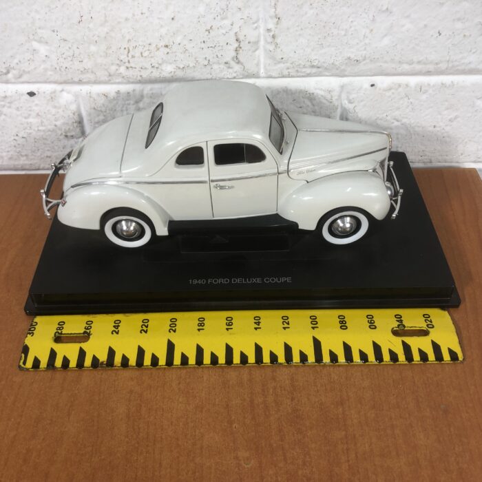 1940 Ford Deluxe Coupe (1:18) - Image 8