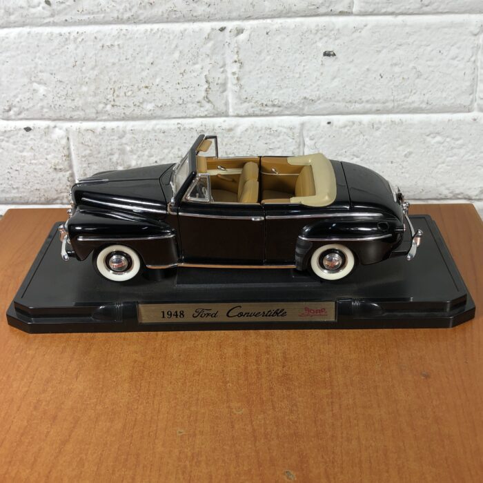 1948 Ford Convertible (1:18) - Image 12