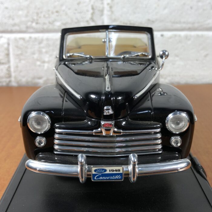 1948 Ford Convertible (1:18) - Image 2
