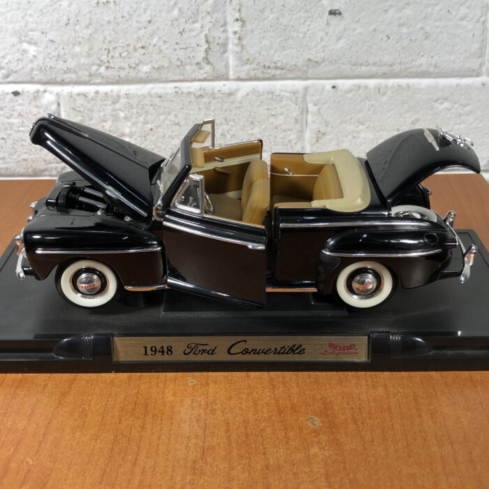 1948 Ford Convertible (1:18) - Image 3