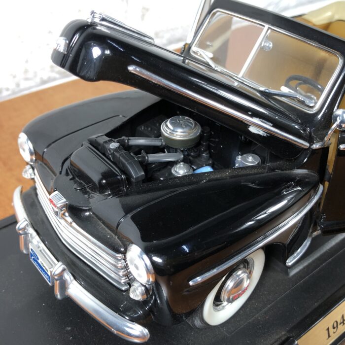 1948 Ford Convertible (1:18) - Image 4
