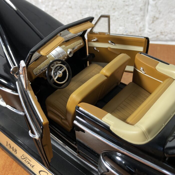 1948 Ford Convertible (1:18) - Image 6