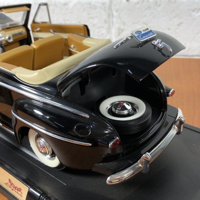 1948 Ford Convertible (1:18) - Image 9
