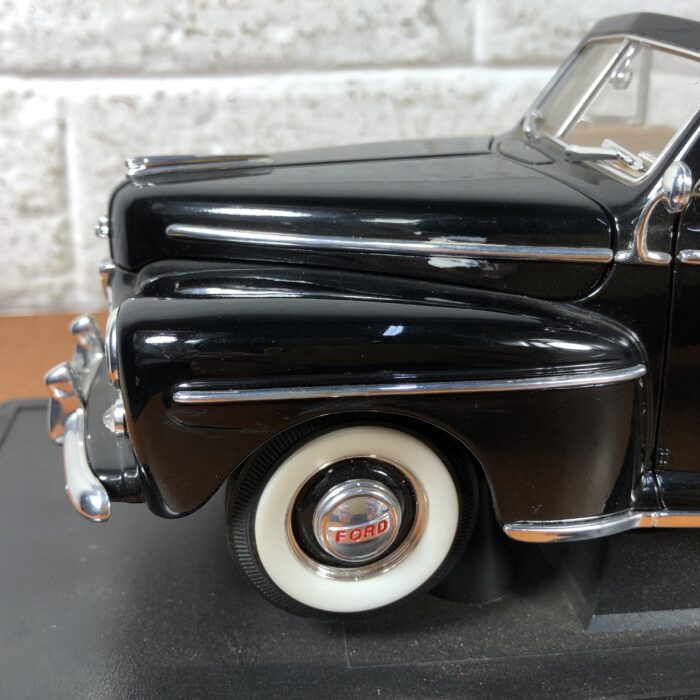 1948 Ford Convertible (1:18) - Image 5
