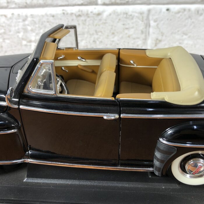 1948 Ford Convertible (1:18) - Image 7