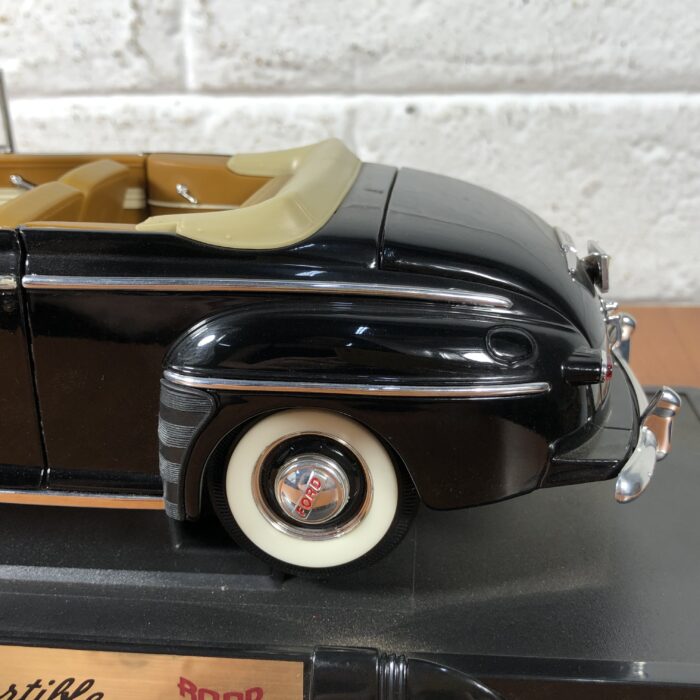 1948 Ford Convertible (1:18) - Image 8