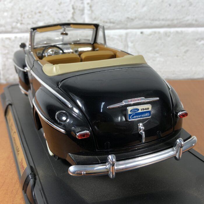 1948 Ford Convertible (1:18) - Image 10