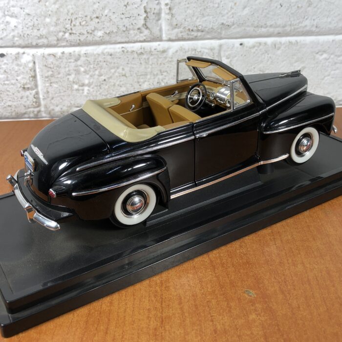 1948 Ford Convertible (1:18) - Image 11