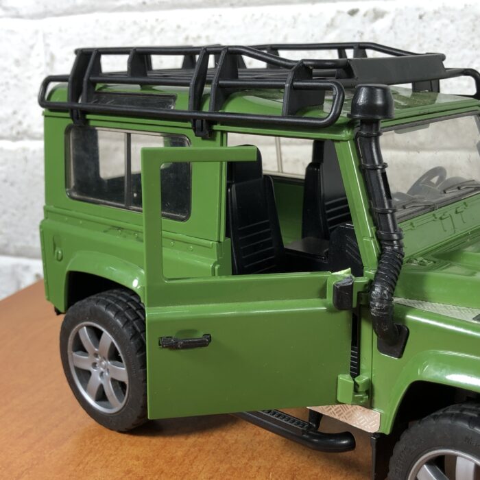 Bruder Land Rover Defender Station Wagon (1:16) ~ Made in Germany - Image 2